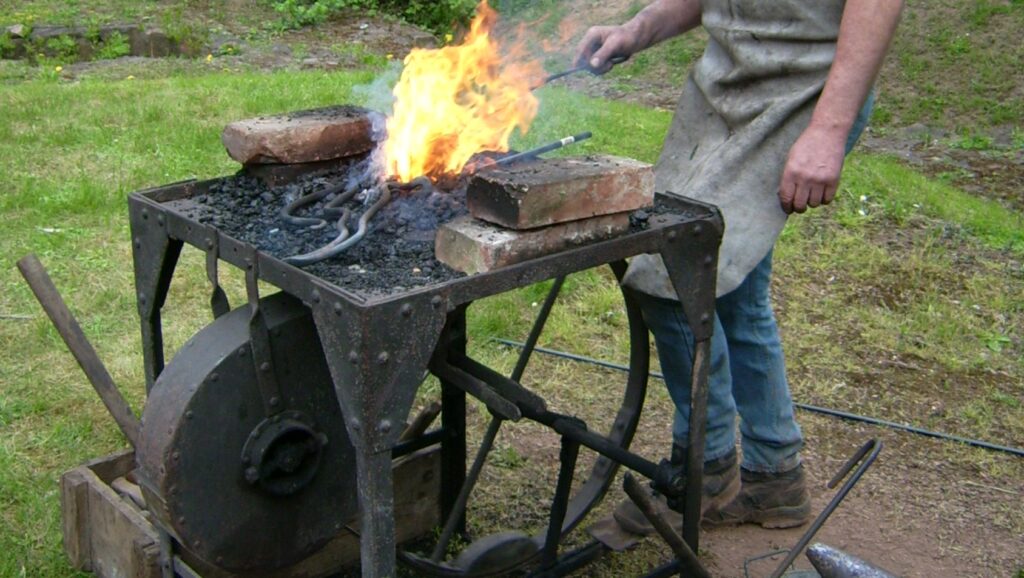 Questa immagine ha l'attributo alt vuoto; il nome del file è fabbro2-1024x578.jpg